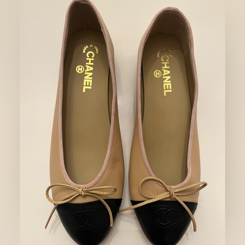 CHANEL Classic Beige / Black Ballet Flats 41C